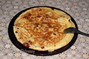 Błyskawiczny omlet z serem i dodatkami