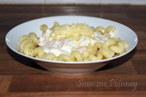 Krewetki z makaronem w sosie śmietankowym