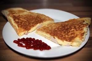 Omlet z szynką i żółtym serem