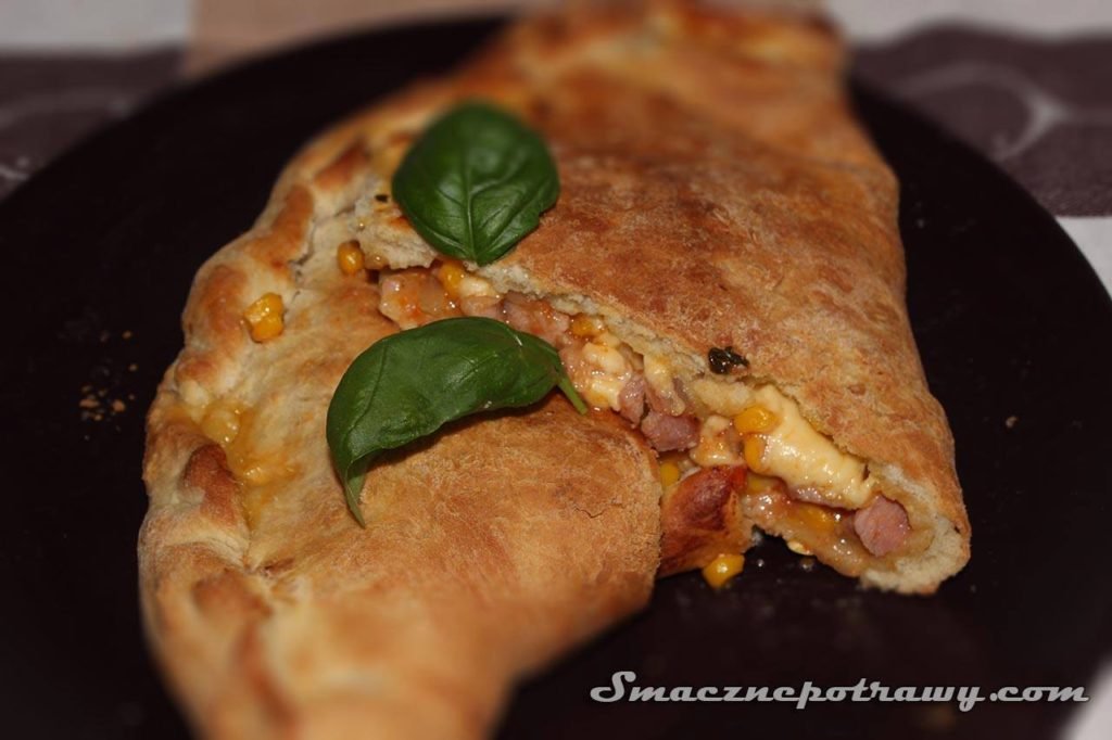 Calzone z mięsem i warzywami