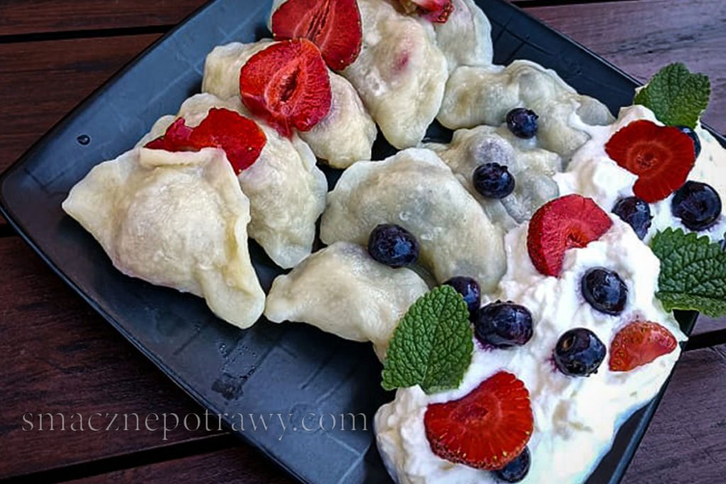 Domowe pierogi z owocami