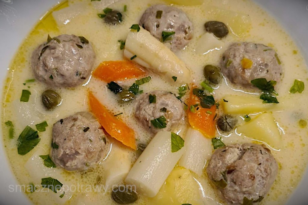 Zupa szparagowa z klopsikami