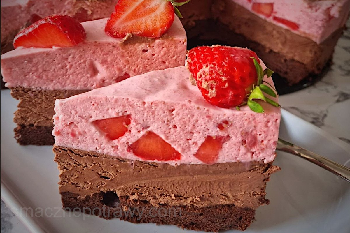 Musowe ciasto czekoladowo truskawkowe
