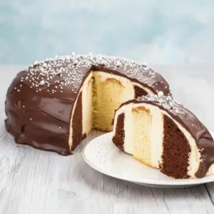 Tort z kremem waniliowym